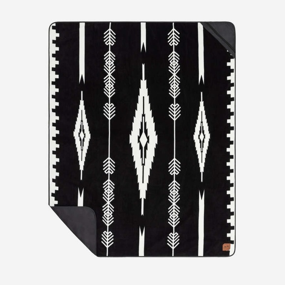 SLOWTIDE JERICHO FLEECE CAMP BLANKET TRIBAL PRINT IN BLACK AND WHITE NWOT - Picture 1 of 16
